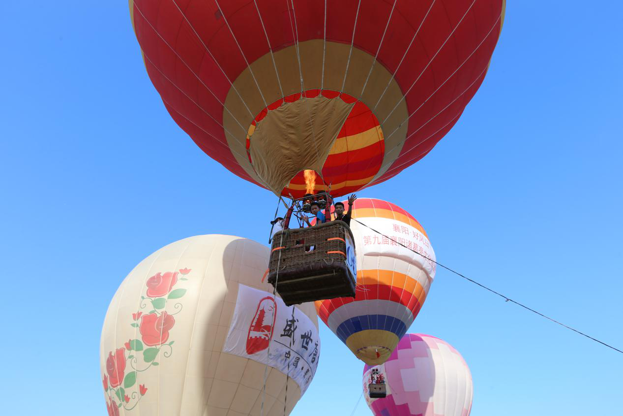 熱氣球聯(lián)賽襄陽站火熱進(jìn)行 噴火巡游點(diǎn)燃天空節(jié)(圖6)